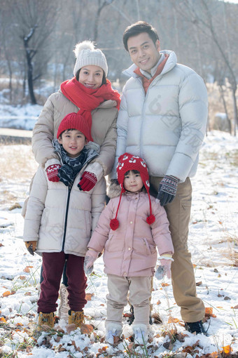 在雪地里玩耍的一家人母亲摄影