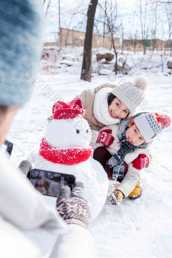 欢乐家庭在雪地里照相人高端摄影图