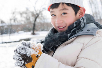 在外面玩雪的小男孩手套清晰影相