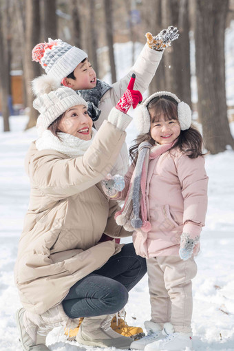 年轻妈妈和孩子们在雪地里玩耍冬天写实图片