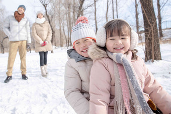 欢乐家庭在雪地上玩雪橇母亲清晰素材