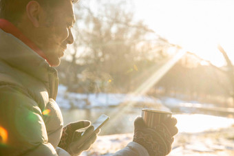 坐在雪地里看手机的男人互联网高清摄影