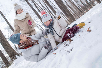 打雪仗的快乐家庭成年人高质量镜头