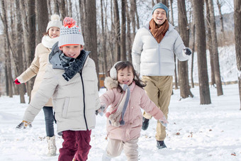 欢乐家庭在雪地里奔跑做游戏氛围场景