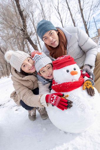 一家三口在雪地里堆雪人关爱高质量影相