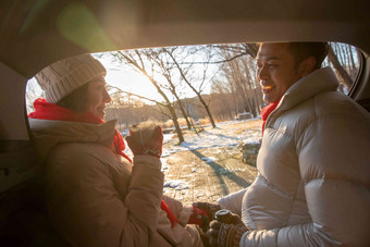 夫妇汽车旁户外<strong>热水</strong>快乐清晰相片