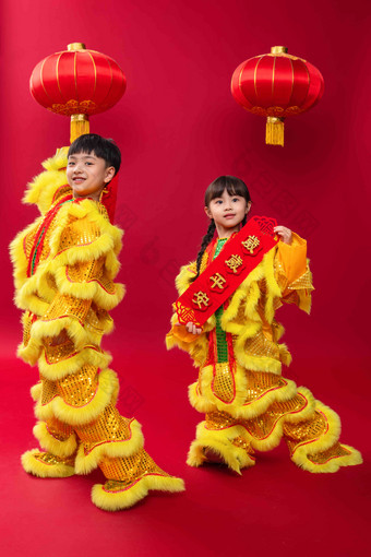 欢乐的男孩女孩<strong>舞</strong>狮庆祝<strong>新年</strong>