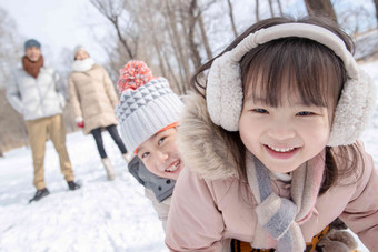 欢乐家庭在<strong>雪地</strong>上玩雪橇玩耍高清镜头