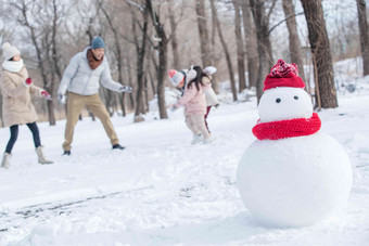 雪地里的一家人和雪人夫妇高清照片