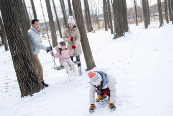 快乐的一家人在雪地里玩耍女儿高端影相