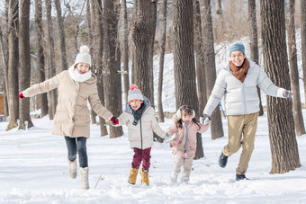 欢乐家庭在雪地里奔跑男孩高端相片