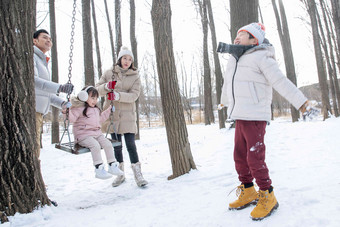 快乐的一家人在雪地里玩耍做游戏清晰拍摄