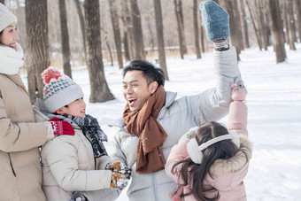 快乐的一家人在雪地里玩耍