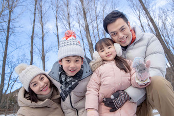 快乐家庭在雪地里玩耍户外高清摄影