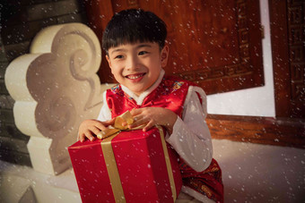 可爱的小男孩抱着礼品盒微笑写实影相