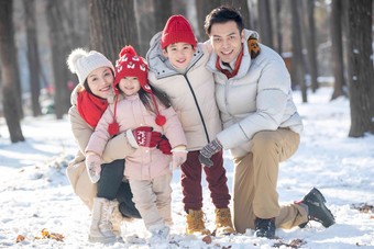 在雪地里玩耍的一家人关爱高端拍摄