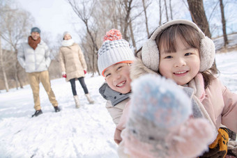 欢乐家庭在雪地上玩雪橇儿子高质量相片