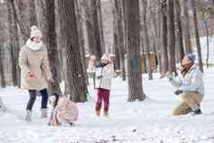 雪地里打雪仗的一家人