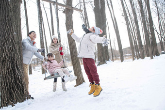 快乐的一家人在雪地里玩耍儿童清晰摄影