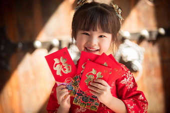 可爱的小女孩拿着红包过年高清照片