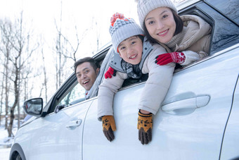 快乐家庭开车郊游雪摄影