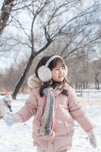 两个小朋友在雪地里玩耍