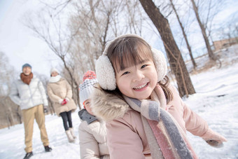 欢乐家庭在雪地上玩雪橇坐着高端摄影