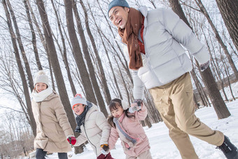 欢乐家庭在雪地里奔跑寒冷的氛围场景