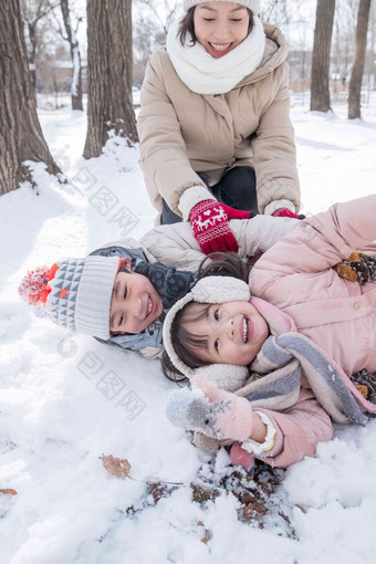 年轻妈妈和孩子们在雪地里玩耍儿童氛围照片