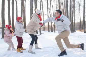 雪地里做游戏的快乐家庭