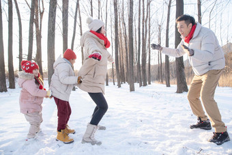 雪地里做游戏的快乐家庭青年女人清晰相片
