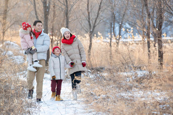 快乐家庭在雪地里散步成年人高质量相片