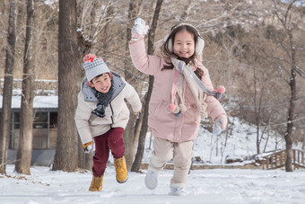 两个小朋友在雪地里玩耍兄弟姐妹高清场景