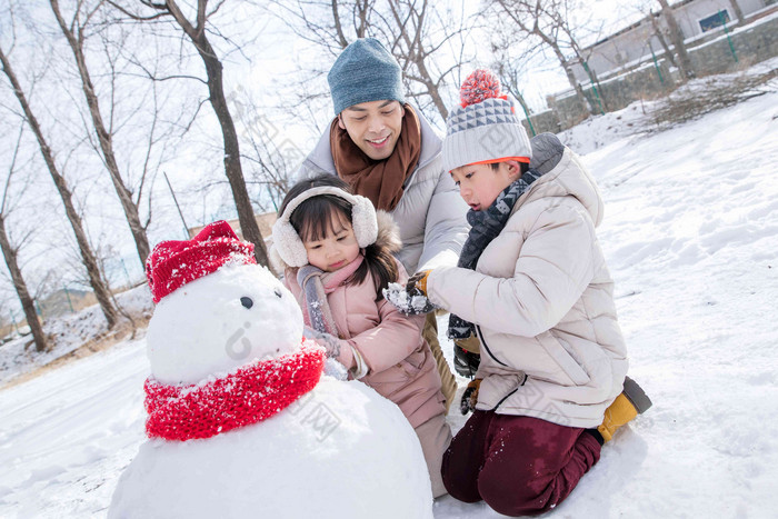 爸爸和孩子们推雪人彩色图片镜头