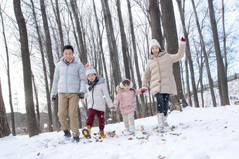 欢乐家庭在雪地里奔跑