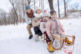 欢乐的一家人坐在雪橇上