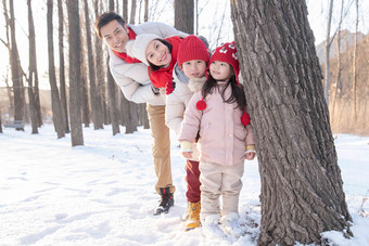 快乐家庭在雪地里玩耍中年男人氛围摄影图