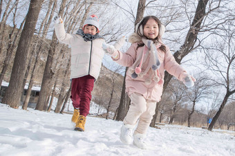 两个小朋友在雪地里玩耍户外氛围镜头