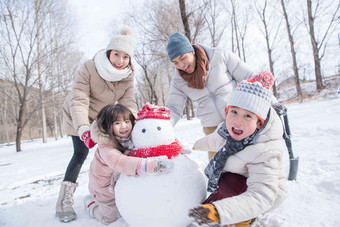 欢乐家庭在雪地里<strong>堆雪人</strong>