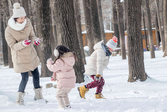 年轻妈妈和孩子们在雪地里玩耍玩耍清晰摄影