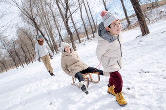 在<strong>雪地</strong>上玩雪橇的一家人寒冷的高清拍摄