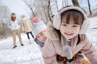 欢乐家庭在雪地上玩雪橇中年人写实图片