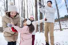 雪地里打雪仗的一家人