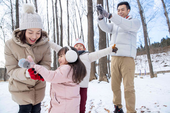 雪地里打雪仗的<strong>一家人</strong>雪地高端<strong>场景</strong>