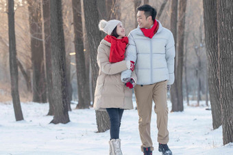 雪地上散步的青年夫妇青年人高端场景