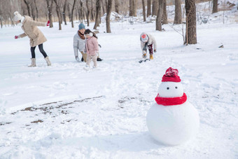 雪地里的一家人和雪人