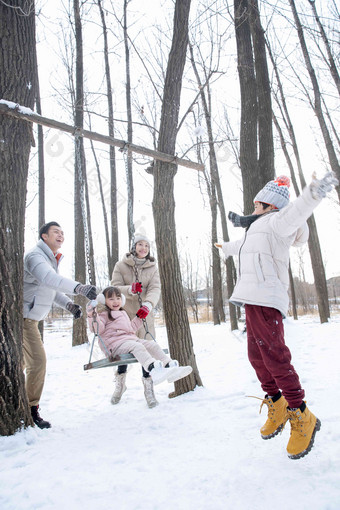 快乐的一家人在雪地里玩耍关爱清晰摄影