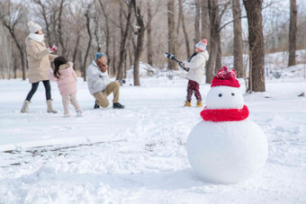 <strong>雪地</strong>里的一家人和雪人男人氛围影相