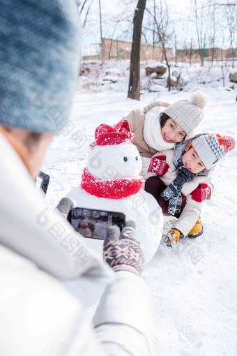 欢乐家庭在雪地里照相