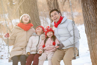 荡秋千的快乐一家人雪地高质量素材